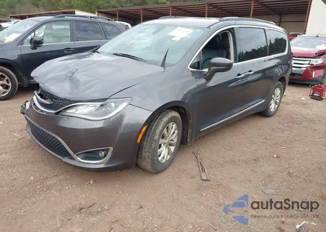 2017 Chrysler Pacifica Touring-L z USA, uszkodzony, nr VIN 2C4RC1BG9HR526563